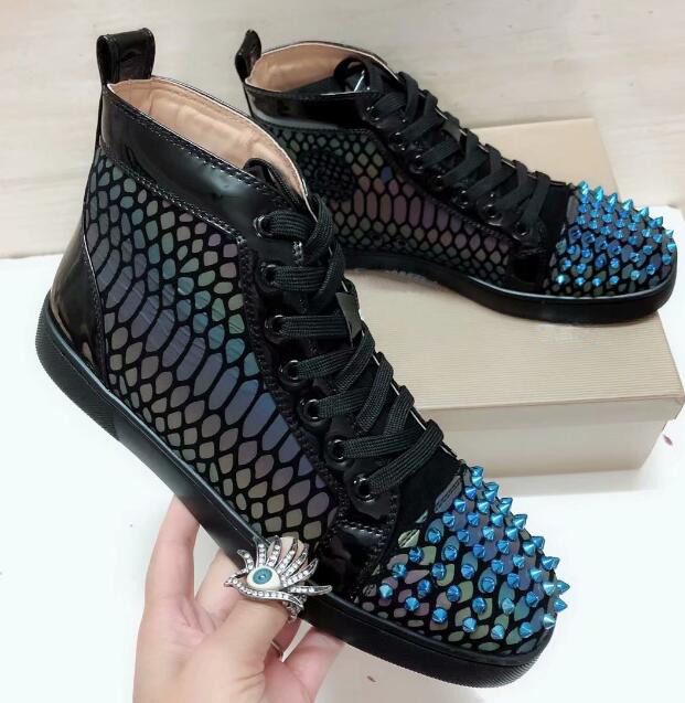 Los zapatos del tachonadas picos de de rojo zapatos de de pisos