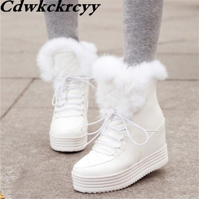 Estas son las 6 maneras de combinar tus botas blancas según el 'street  style'
