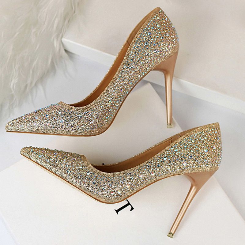 zapatos altos brillantes