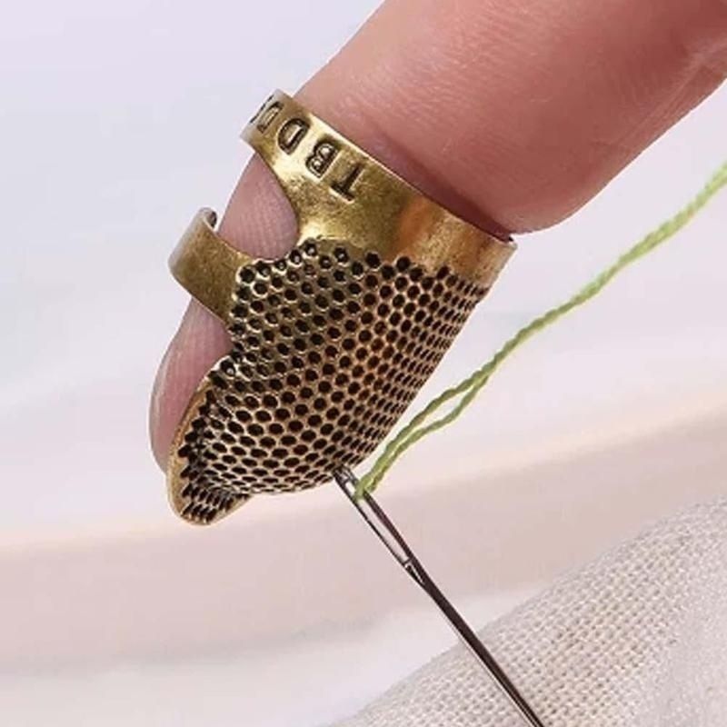 Healifty Dedal de Costura Protector de Dedo Protector de Metal Protector de Dedo Ajustable para Manualidades DIY Herramientas Costura Tamaño S Bronce