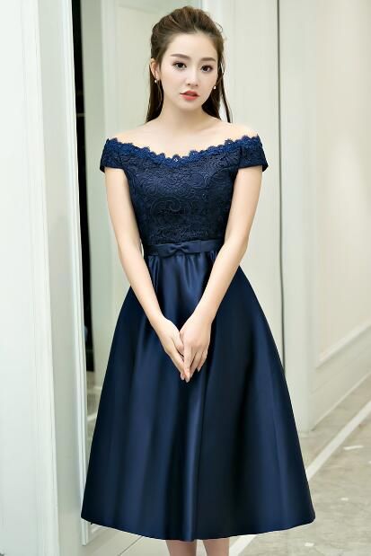 Vestido de dama de honor de color azul marino oscuro 2019 Vestido de cóctel de satén y encaje fuera del hombro Vestidos de graduación Vestidos de fiesta Vestido de dama de honor de color azul marino oscuro 2019 Vestido de cóctel de satén y encaje fuera del hombro Vestidos de graduación Vestidos de fiesta