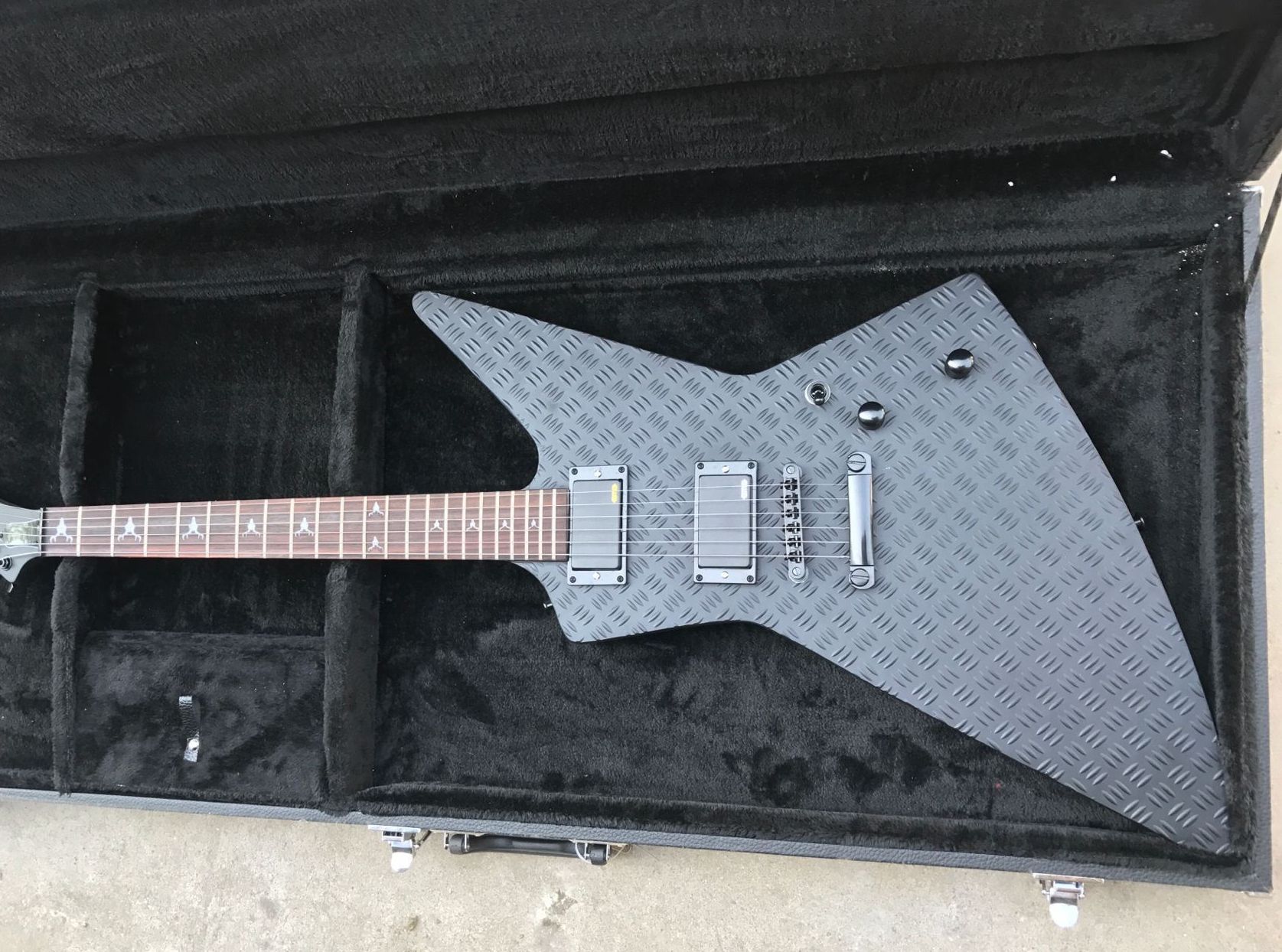 Grosshandel Mx 250 James Hetfield Matte Black Diamond Plate Explorer Electric Guitar Deer Schadel Inlay China Emg Pickups Von Custom Shop 109 48 Auf De Dhgate Com Dhgate