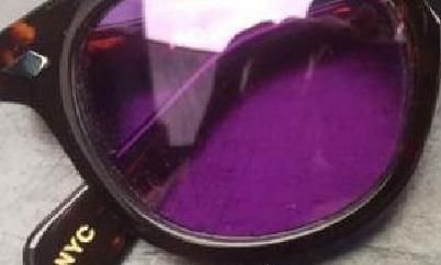 紫色のレンズ