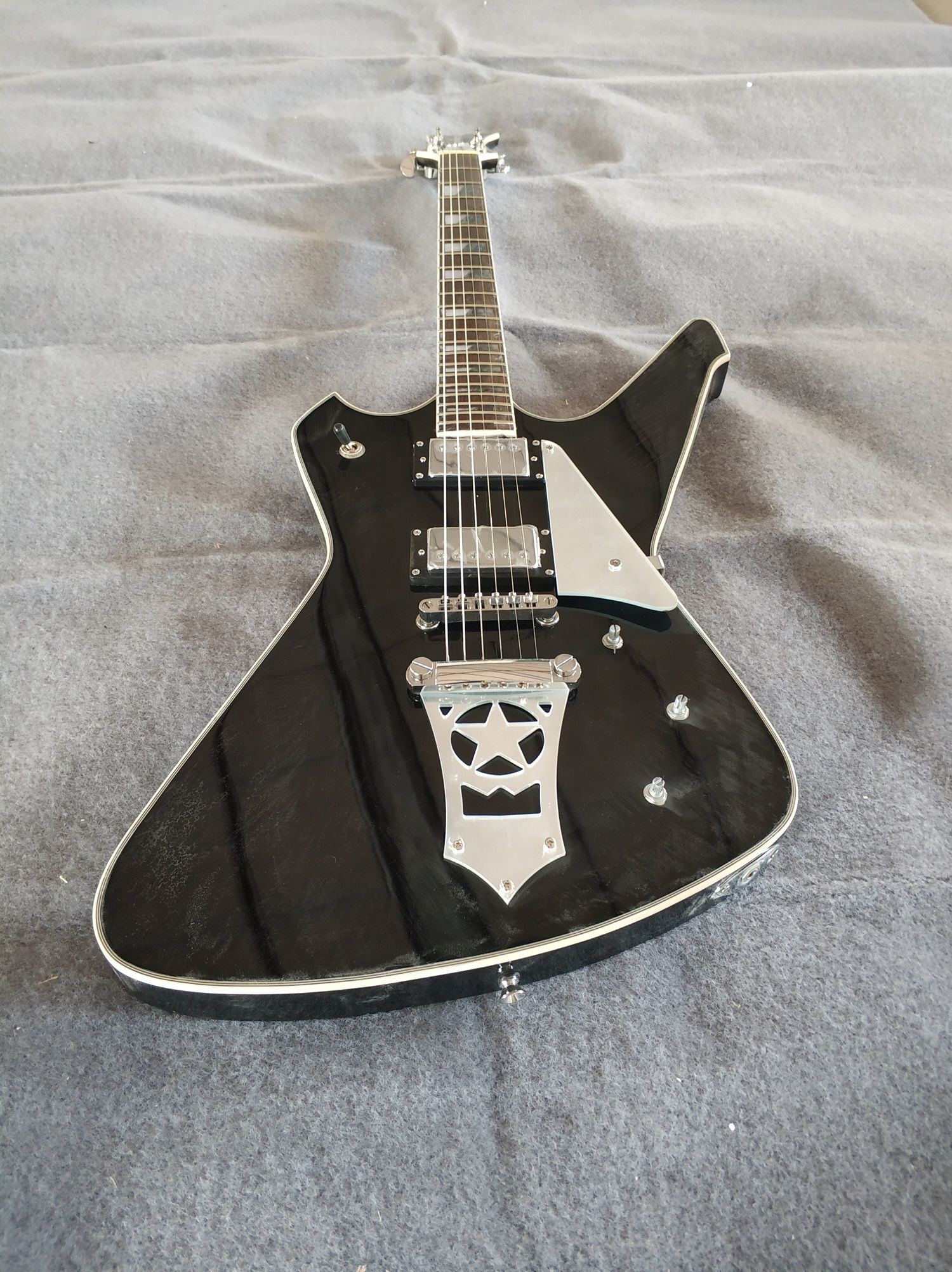 Compra Lavado Personalizado Paul Stanley Guitarra Eléctrica Cuerpo Negro  Estrella Plateada Cola De Abulón Y Trapeador Blanco Con Incrustaciones De  Espejo Con Incrustaciones Barato | Entrega Rápida Y Calidad | Es.Dhgate