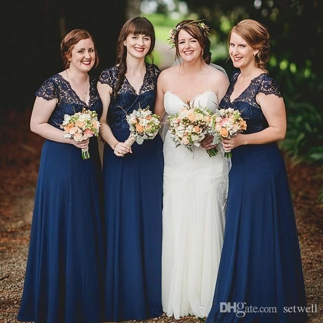 Granatowy Niebieski Tanie V-Neck Dresses Druhna Dresses Cap Rękawy Koronki Plisowane Długość podłogi Długa sukienka ślubna Plus Size Size