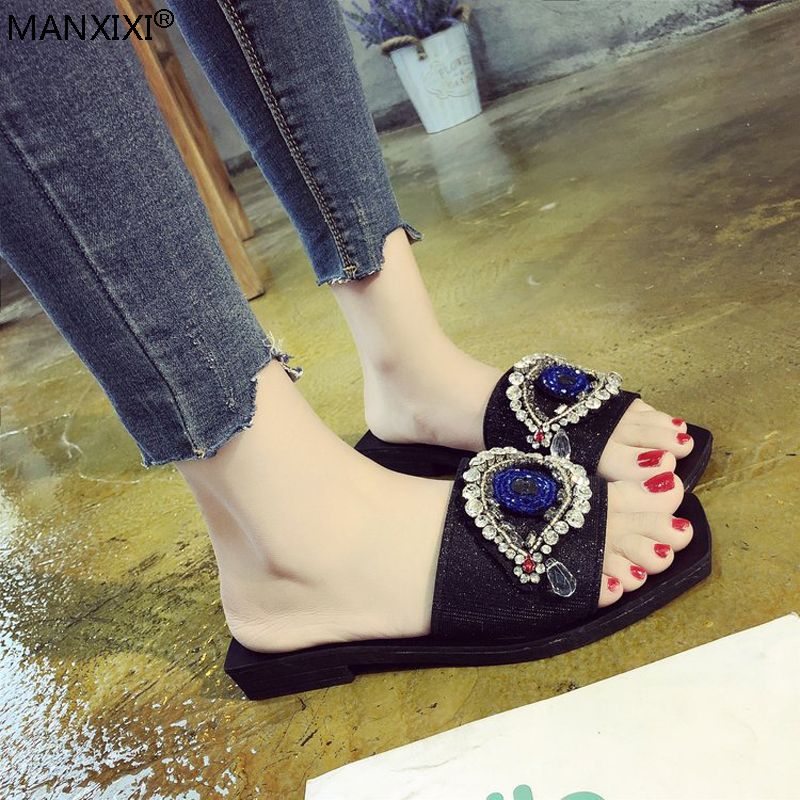 mujeres con zapatillas fila