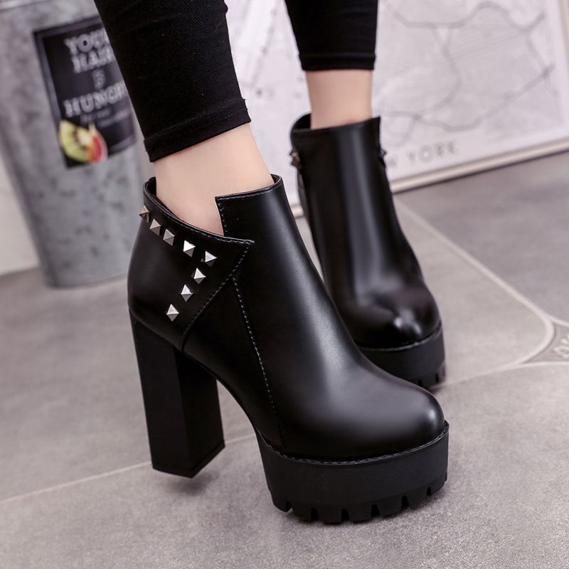 Groothandel Laarzen Voor 31,47 €, Haal Hot Sale Winter Dames Platte Chunky  Hak Korte Laarzen Dames Schoenen Meisjes Schoen Enkle Boot Cool Martin  Laarzen Dikke Hak Klinknagels Snelle Verzending Van Lvdou12 Online