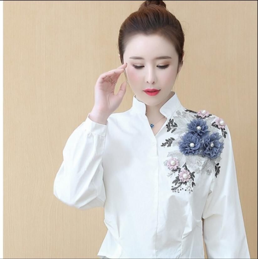 camisa blanca con flores mujer