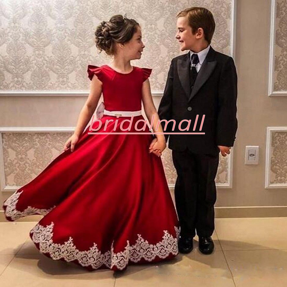 Rojo satinado Una línea Vestidos de flores largas para niñas para bodas Cinturón de corbata de lazo Blanco Apliques O-cuello Niños Vestido de cumpleaños Pleat Sobrkler Pageant Bats Rojo satinado Una línea Vestidos de flores largas para niñas para bodas Cinturón de corbata de lazo Blanco Apliques O-cuello Niños Vestido de cumpleaños Pleat Sobrkler Pageant Bats