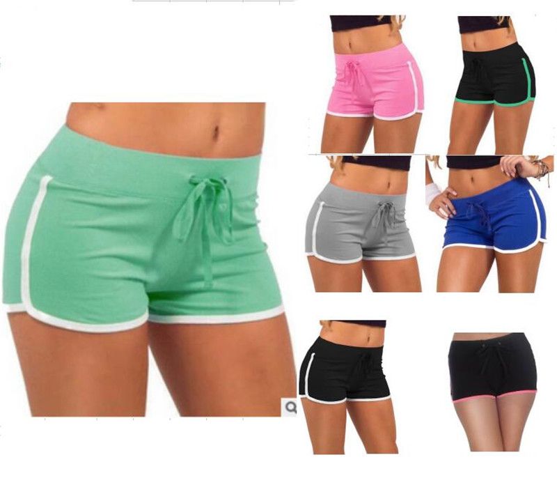 mujeres en pantalones cortos