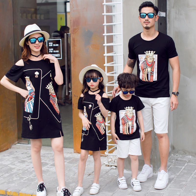 Moda coreana entre padres e hijos, verano, junto al mar, vestido de madre e hija, cara Moda coreana entre padres e hijos, verano, junto al mar, vestido de madre e hija, cara