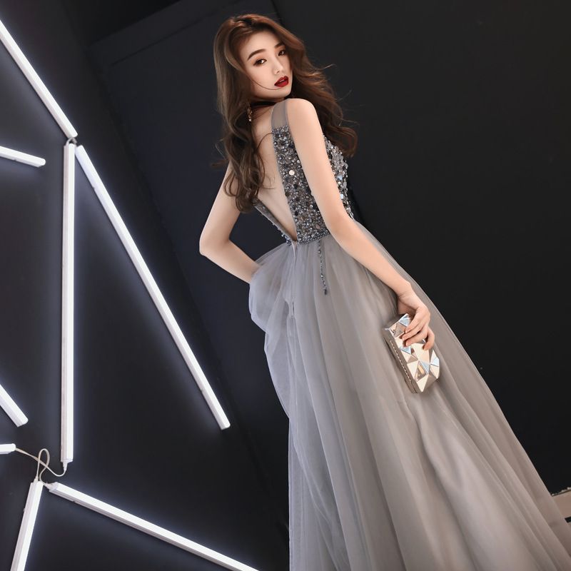 Vestido de fiesta de tul sin espalda con cuentas 2019 Vestidos de fiesta largos en gris Vestido de fiesta de tul sin espalda con cuentas 2019 Vestidos de fiesta largos en gris