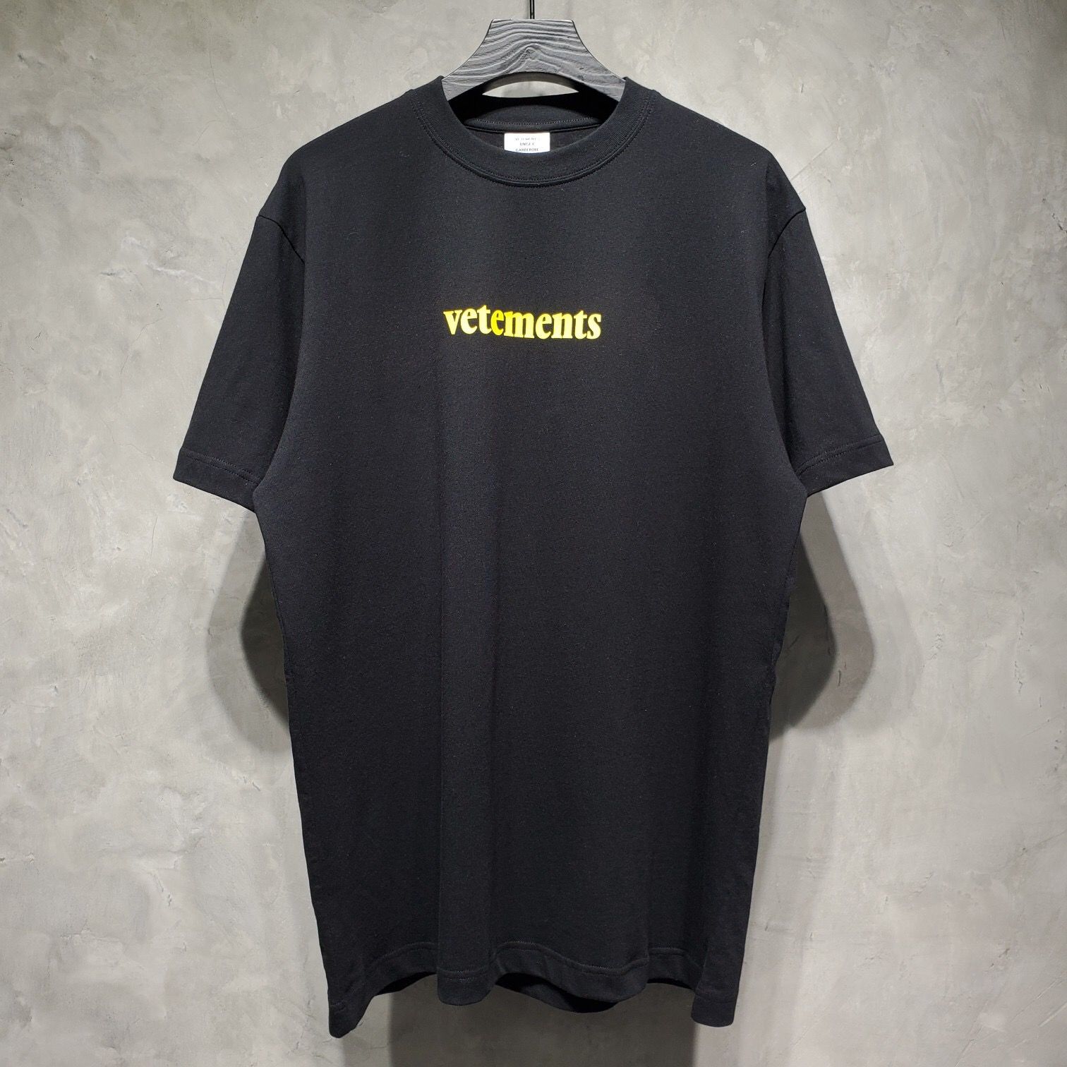 vetements tee