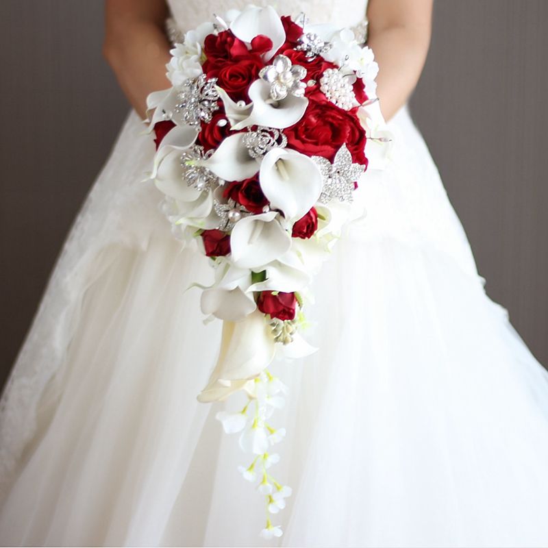 Cascading Bouquets de Noiva Flores do casamento com pérolas artificiais e  strass Branco Calla Lírios Vermelho