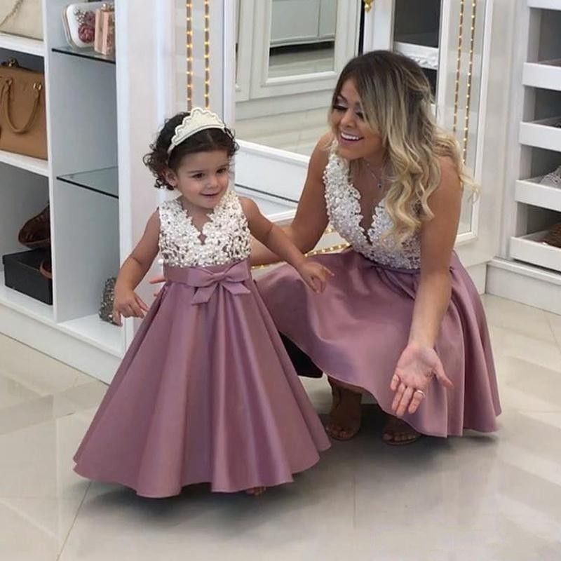 Encantadoras para niñas Pageants Vestidos para bodas con cuello en V Sin mangas Satin Pearls Arco Encantadoras para niñas Pageants Vestidos para bodas con cuello en V Sin mangas Satin Pearls Arco