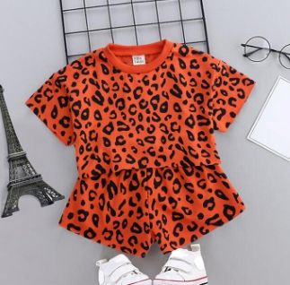 # 4 Set di vestiti per ragazze leopardate