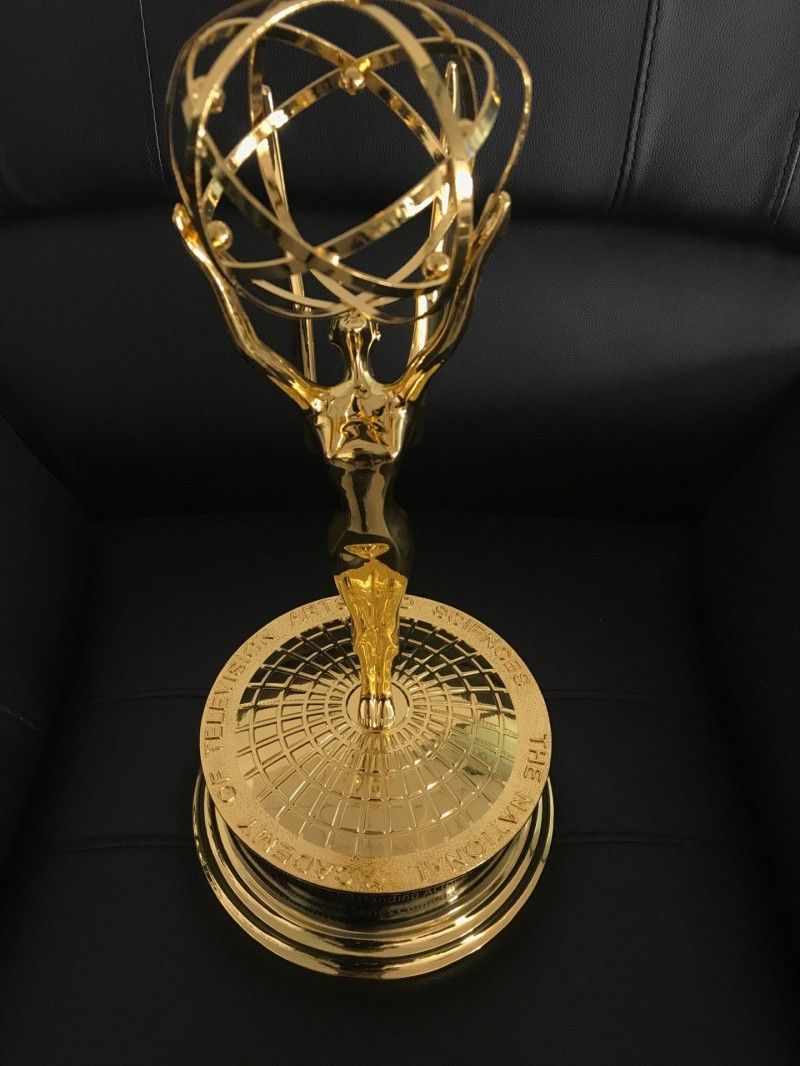 Grosshandel Emmy Awards Trophy Replica Tv Trophae Metall Emmy Trophy 28cm Statuette Metall Replica Gold Zink Legierung Von Cncommander 161 32 Auf De Dhgate Com Dhgate