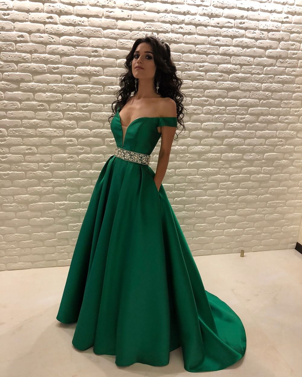 latitude Andrew Halliday Charlotte Bronte Elegantes Vestidos De Fiesta De Color Verde Oscuro 2019 Fuera Del Hombro Cristales Con Cuentas Cintura Una Línea Tren De Barrido Largo Vestidos De Noche Formales Vestidos De Fiesta De 108 € | DHgate latitude Andrew Halliday Charlotte Bronte Elegantes Vestidos De Fiesta De Color Verde Oscuro 2019 Fuera Del Hombro Cristales Con Cuentas Cintura Una Línea Tren De Barrido Largo Vestidos De Noche Formales Vestidos De Fiesta De 108 € | DHgate