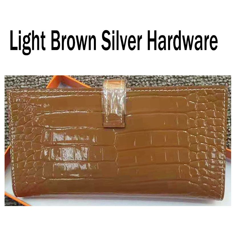 Светло -коричневое серебряное оборудование