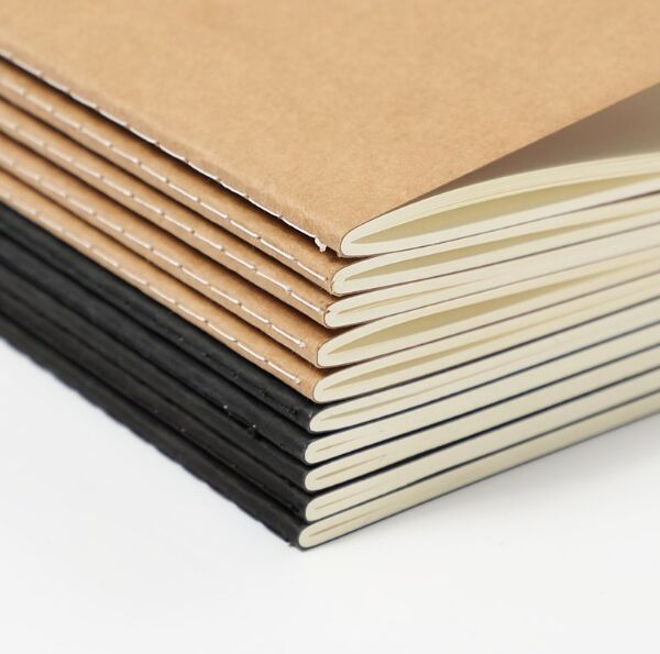 Set di diario di viaggio con 10 quaderni per viaggiatori 80 pagine a righe/40 fogli copertina morbida Kraft nero 210 mm x 140 mm formato A5 Set di diario di viaggio con 10 quaderni per viaggiatori 80 pagine a righe/40 fogli copertina morbida Kraft nero 210 mm x 140 mm formato A5