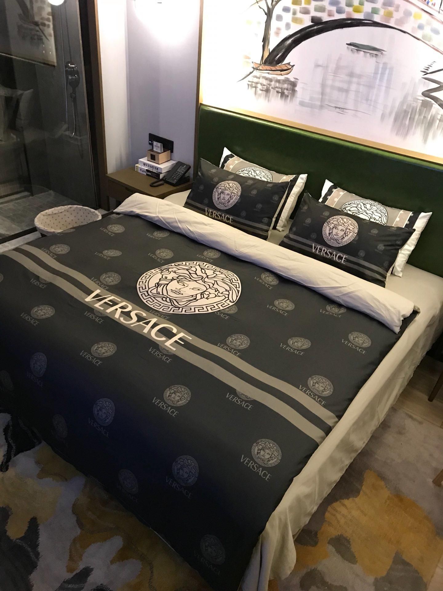 Medusa Cotton Bedding Sets Easy To Clean European Style Letter