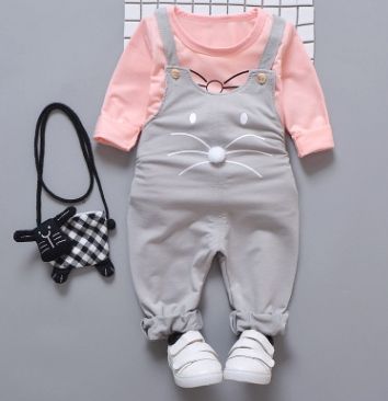 # 2 vêtements pour bébés tout-petits mis