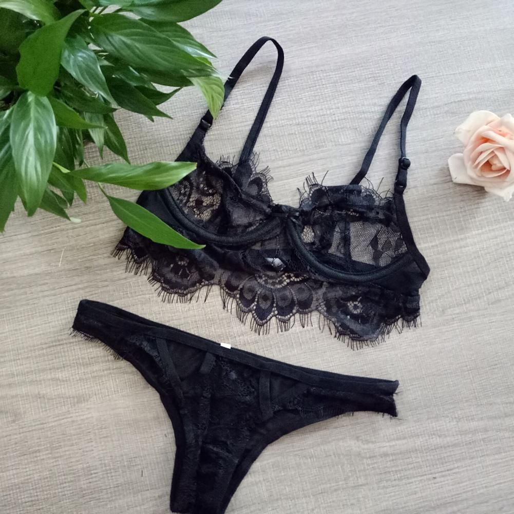 mujeres en ropa interior negro