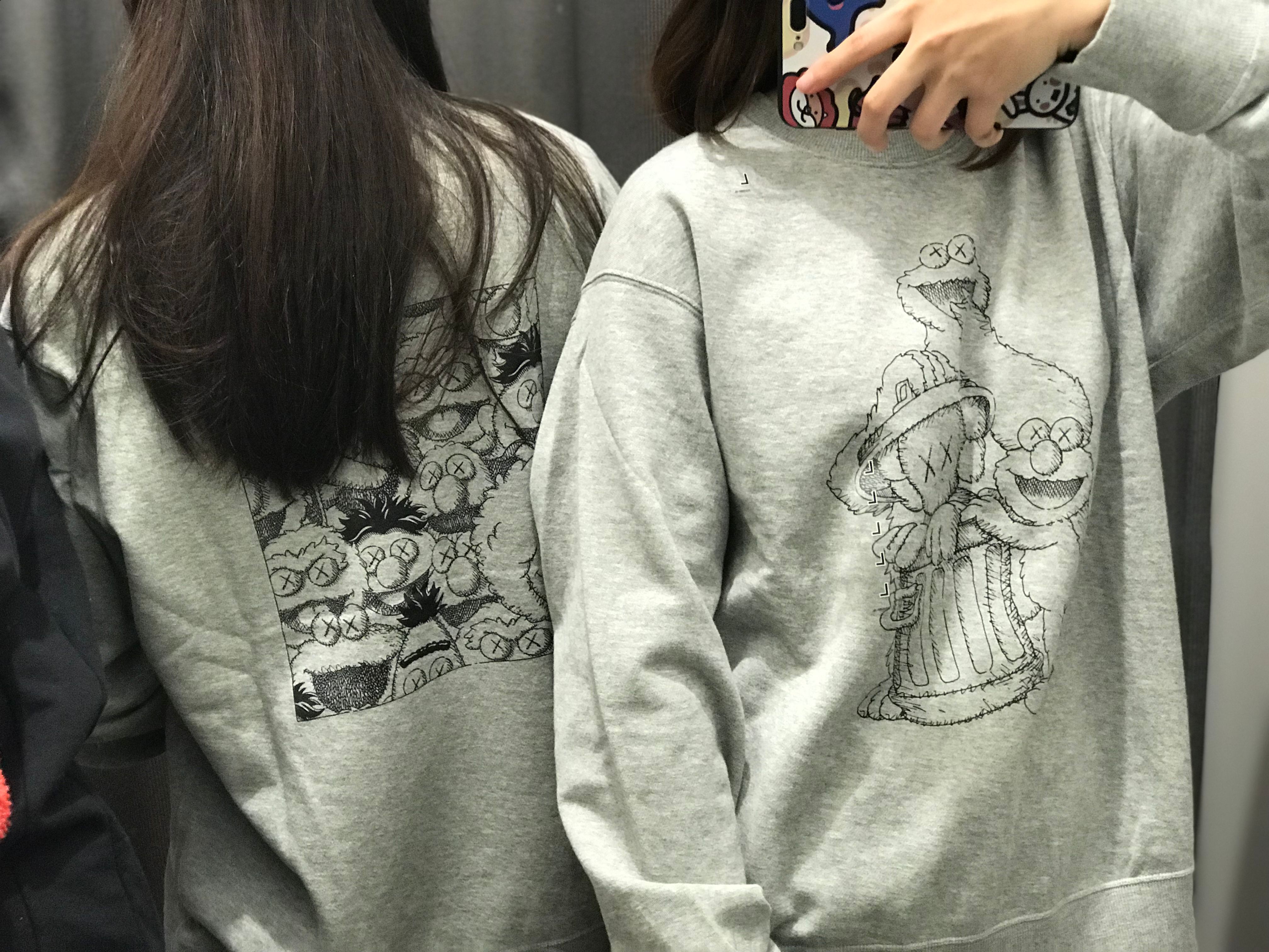 moletom com capuz uniqlo x kaws original