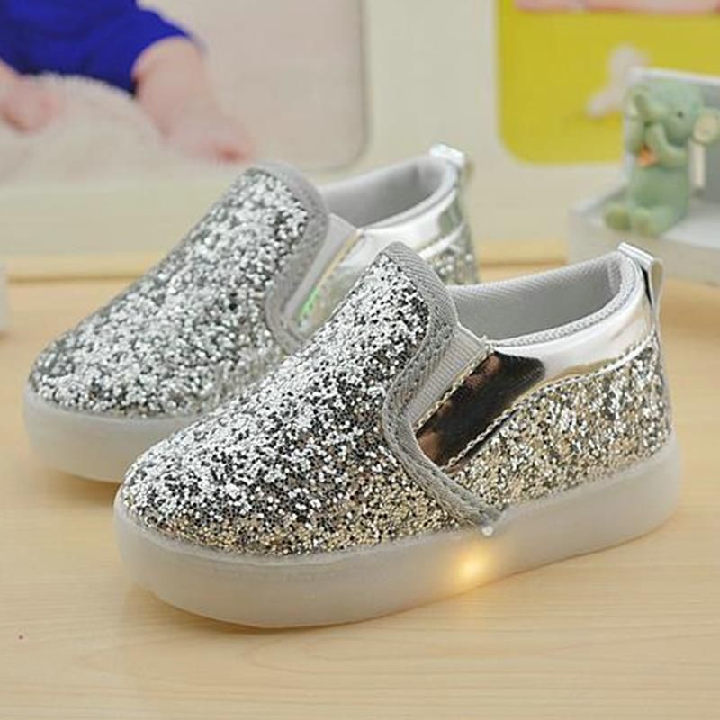 Compre Bebés Meninas Menino De Luz LED Sapatos Criança Anti Slip Botas  Sports Crianças Sneakers Crianças Dos Desenhos Animados Sequins PU Tamanho  Flats 21 30 New 183 Barato | Entrega Rápida E Qualidade | Pt.Dhgate