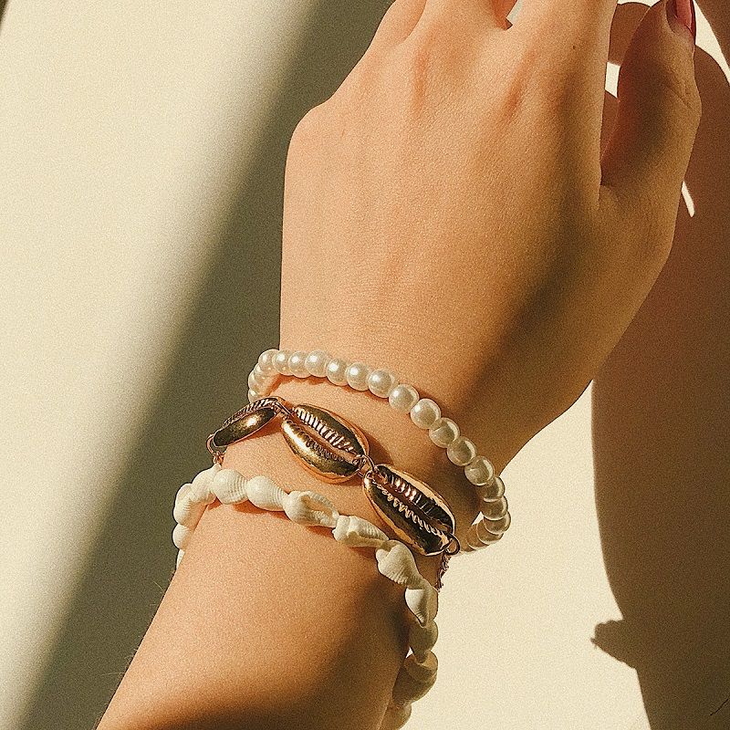 Compre Vsco Chica Shell Pulsera Del Encanto Del Sistema De La Perla Perlas De Concha Brazalete De La Pulsera De Los Encantos Womengirls Boho Del Verano De La Mano De La Cadena