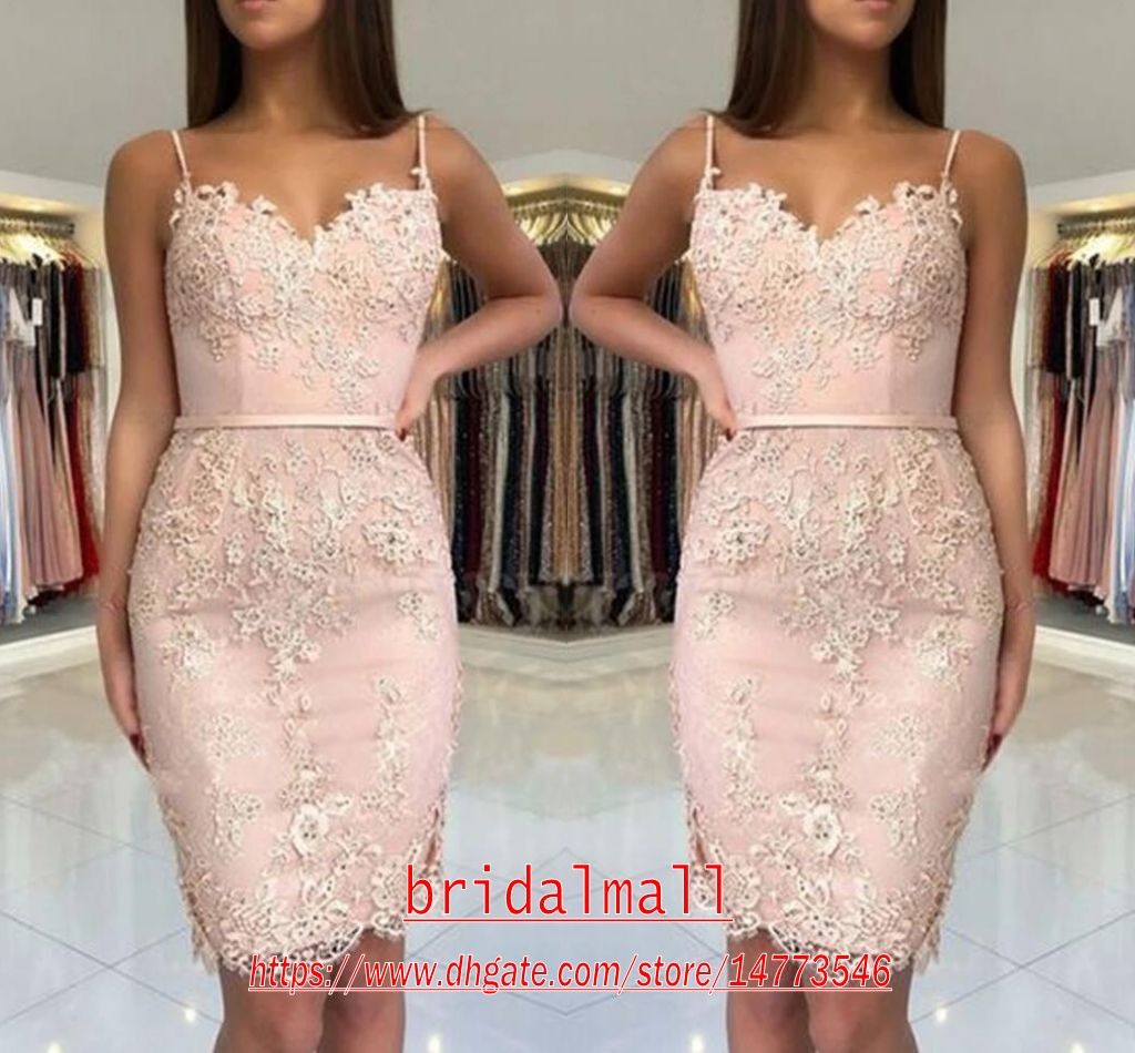 Großhandel Sexy Appliques Lace Erröten Rosa Kurze Heimkehr Kleider Spaghettiträger Schärpen Minihüllen Cocktail Party Abschluss Kleider Günstige Großhandel Sexy Appliques Lace Erröten Rosa Kurze Heimkehr Kleider Spaghettiträger Schärpen Minihüllen Cocktail Party Abschluss Kleider Günstige