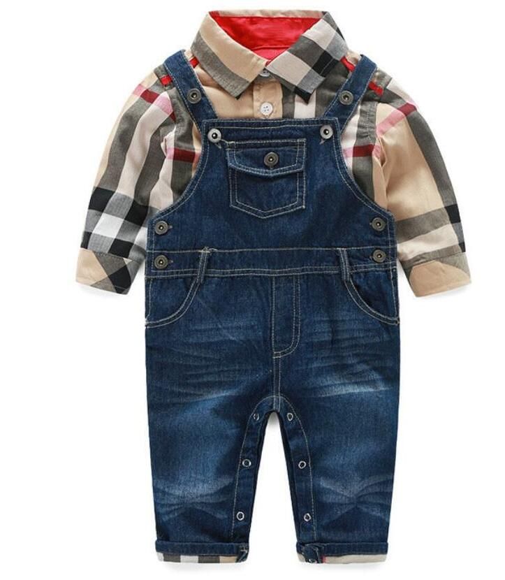 jardineira jeans com camisa xadrez