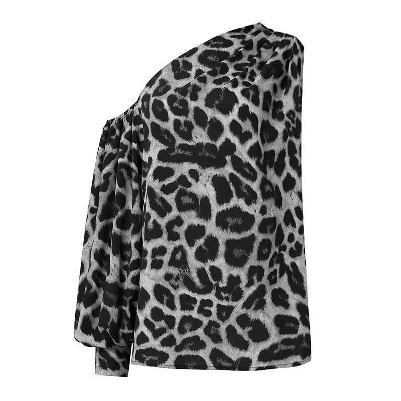 Leopardo gris oscuro