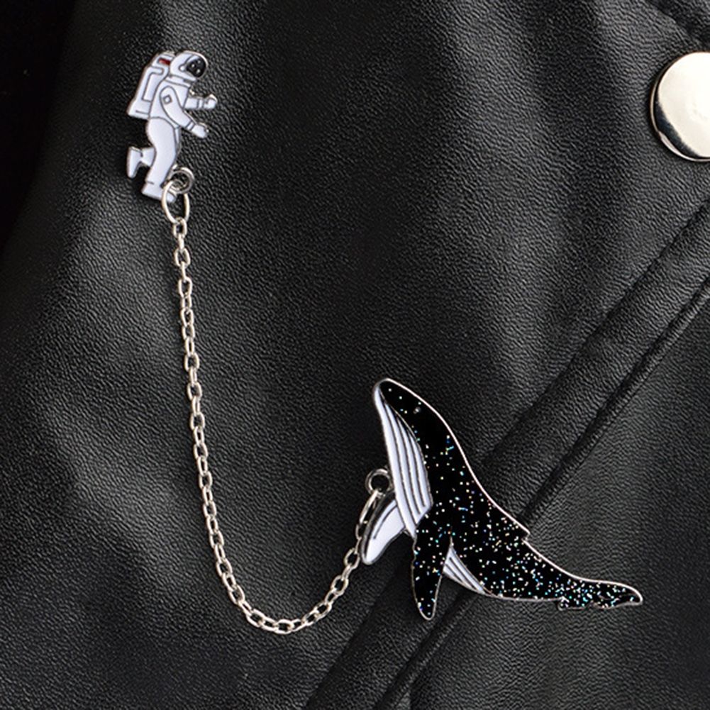 Vous n/êtes Pas Seul Broche en l/émail dune Forme de lastronaute et de la Baleine Badge cr/éatif et Bijou Mignon comme Un Accessoire pour Le v/êtement l/écharpe Le Sac ou Le Coussin Le Chapeau