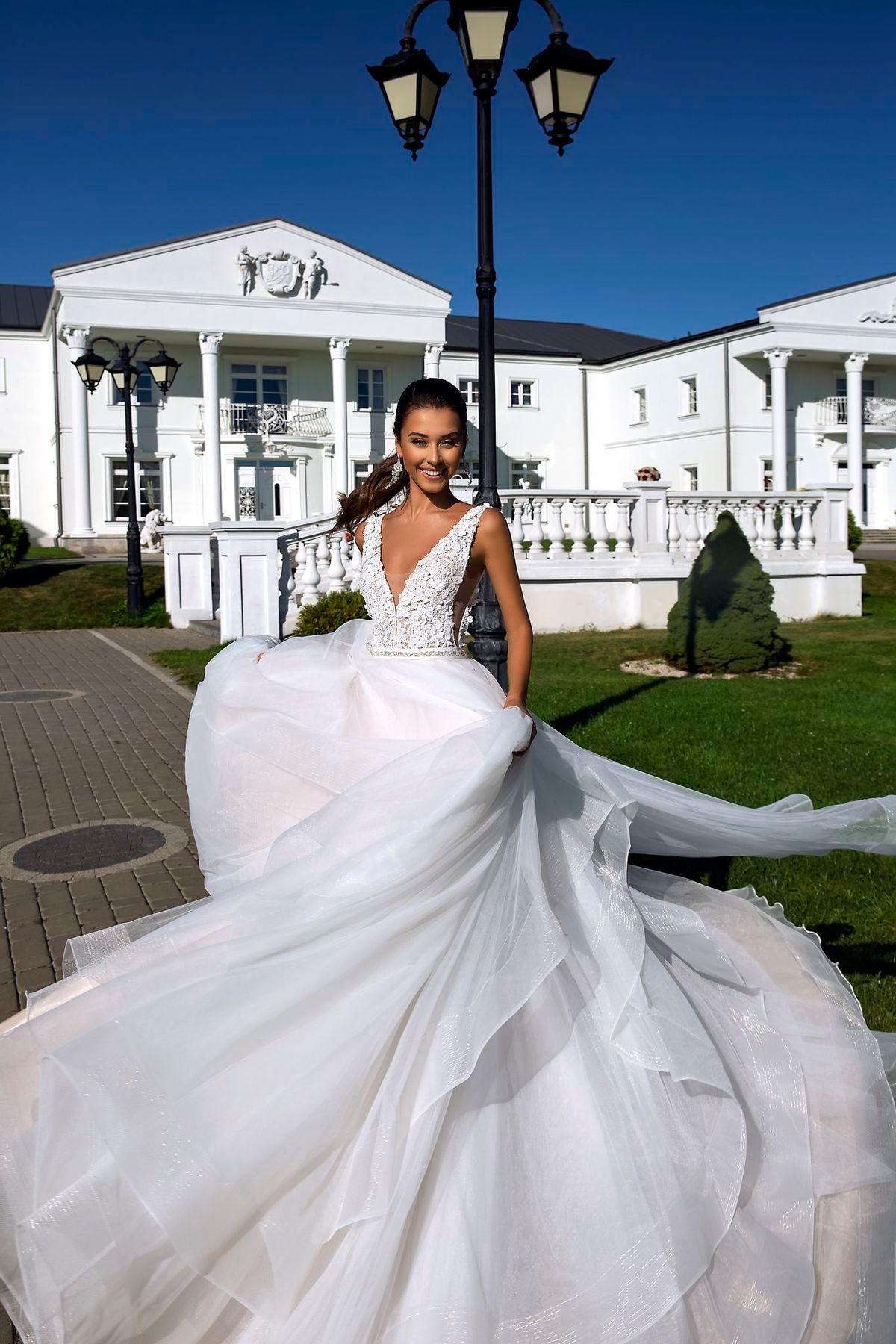 2020 New Ruffle Chapel Train Elegant Wedding Dress Sexy Deep V-neck Flower Appliques Fantasy Princess Bridal Dress Vestidos de Festa 2020 New Ruffle Chapel Train Elegant Wedding Dress Sexy Deep V-neck Flower Appliques Fantasy Princess Bridal Dress Vestidos de Festa