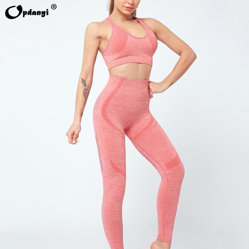 Traje de pantalón rosa