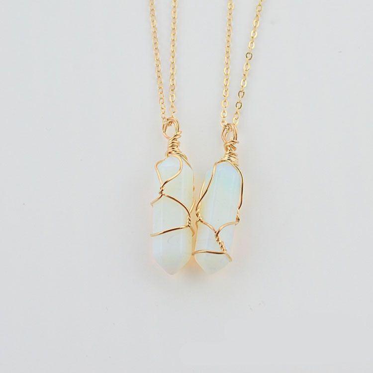 Opal (con la cadena de alambre de oro)