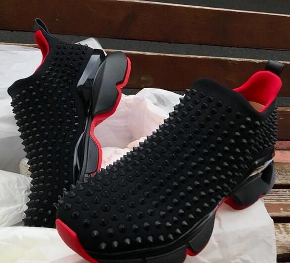 zapatillas de la suela roja