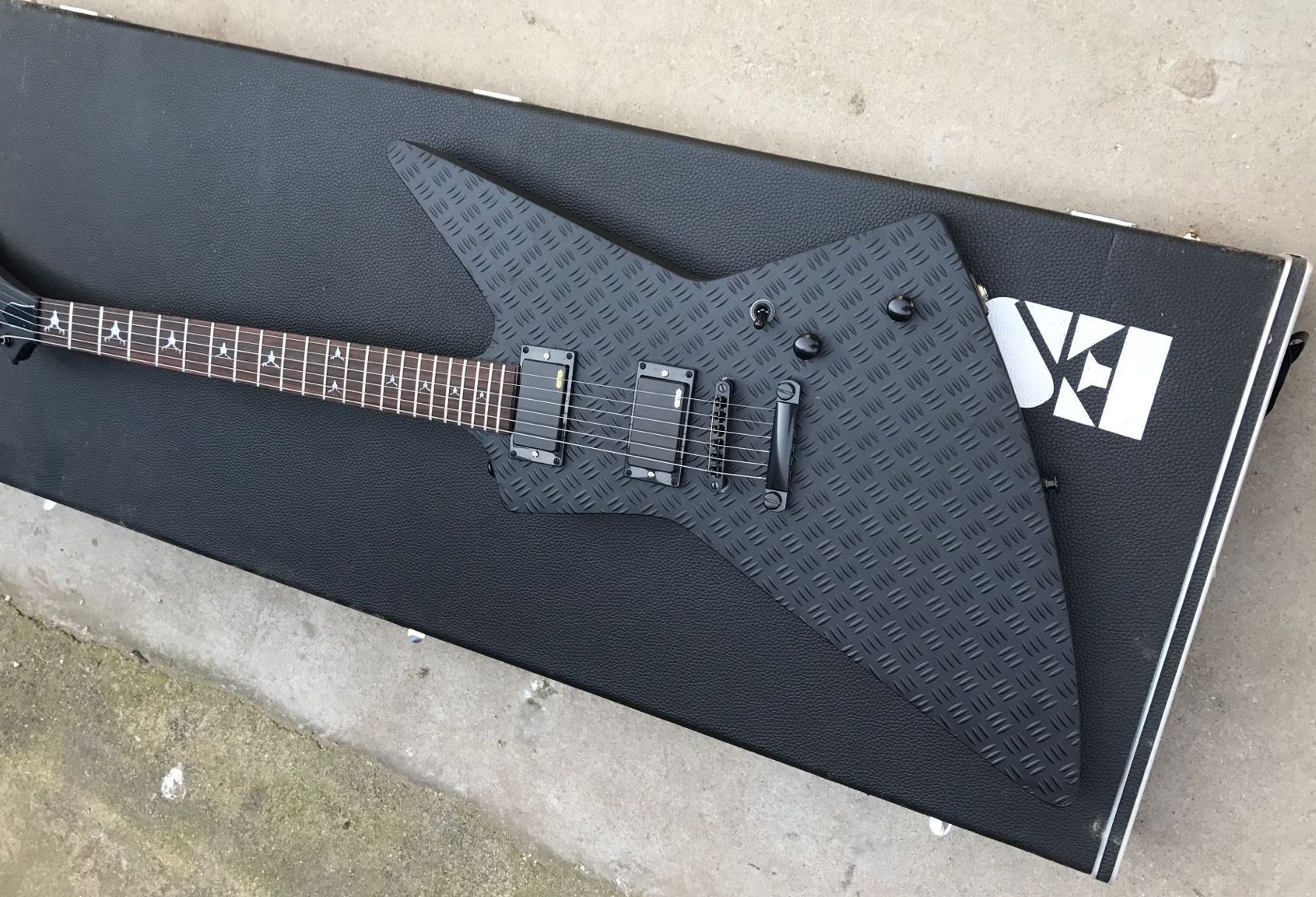 Grosshandel Mx 250 James Hetfield Matte Black Diamond Plate Explorer Electric Guitar Deer Schadel Inlay China Emg Pickups Von Custom Shop 109 48 Auf De Dhgate Com Dhgate