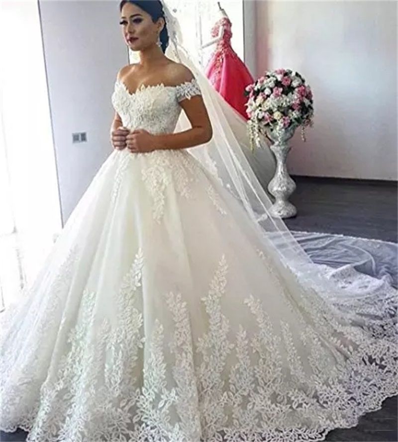 2018 Vestidos de novia con vestido de bola de encaje con tren de fuera del
