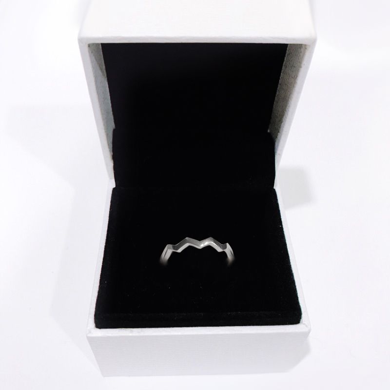 Srebrny pierścień z oryginalnym pudełkiem