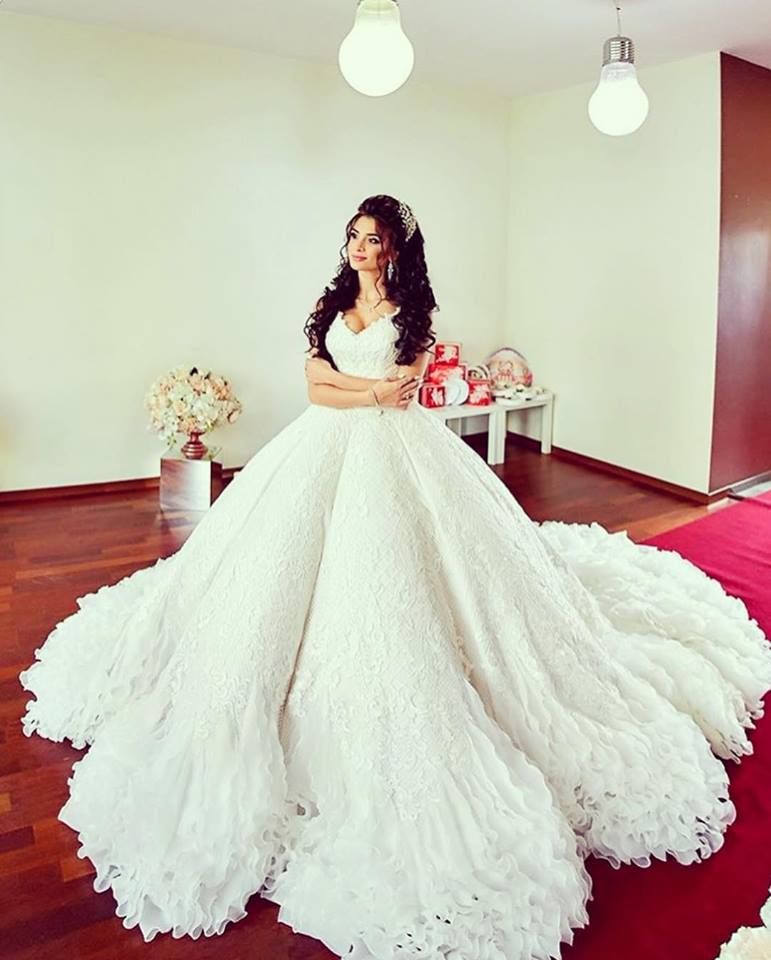 Dubai Princess Ball Gown Wedding Dresses V Neck Lace Ruffles Wave