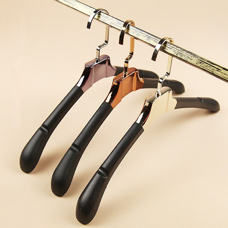 https://www.dhresource.com/0x0s/f2-albu-g1-M01-5B-47-rBVaGVZmV2-AICTYAAIaFZPBCdo109.jpg/luxury-pu-leather-padded-clothes-hanger-for.jpg