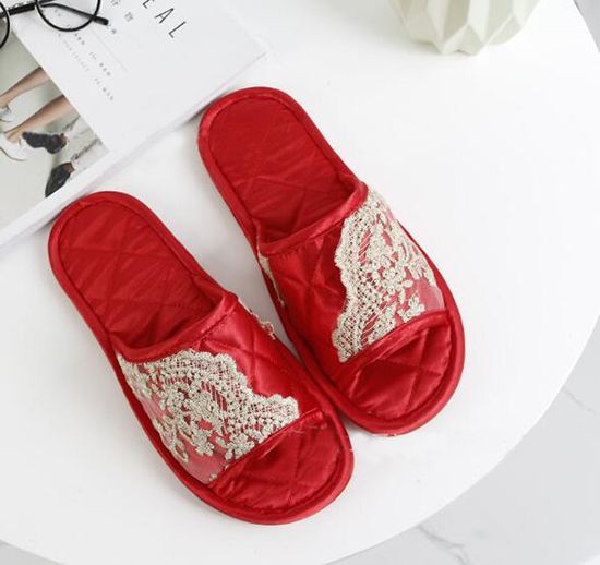 Compra Zapatillas De Casa Venta Al Por Mayor Encaje Rojo Brillante Boda  Hombre Y Mujer Amantes Salón De Belleza Imitación Zapatillas De Suela De  Tendón De Buey Barato | Entrega Rápida Y