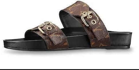 bom dia flat mule on feet