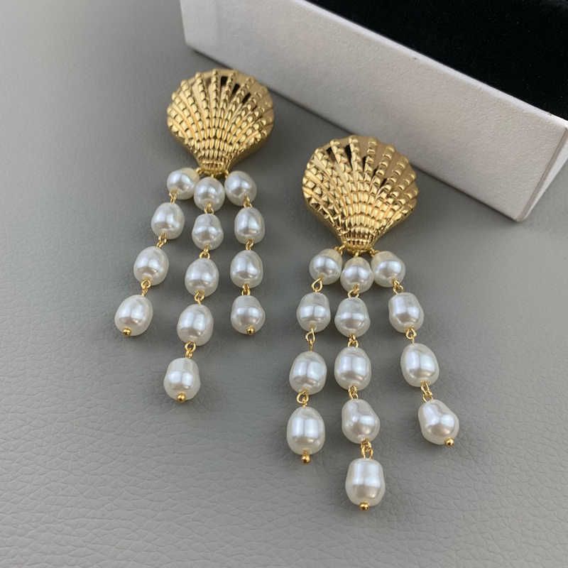 Pendientes De Perlas De Color Oro De La Marca De Lujo De Las Pendientes De Perlas De Color Oro De La Marca De Lujo De Las