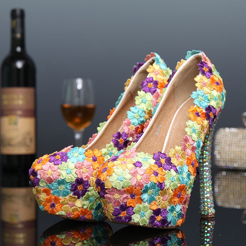 Novos saltos de grife com apliques multicoloridos e flor de renda casamento nupcial stilentto sapatos festejos pombos de baile de baile alto