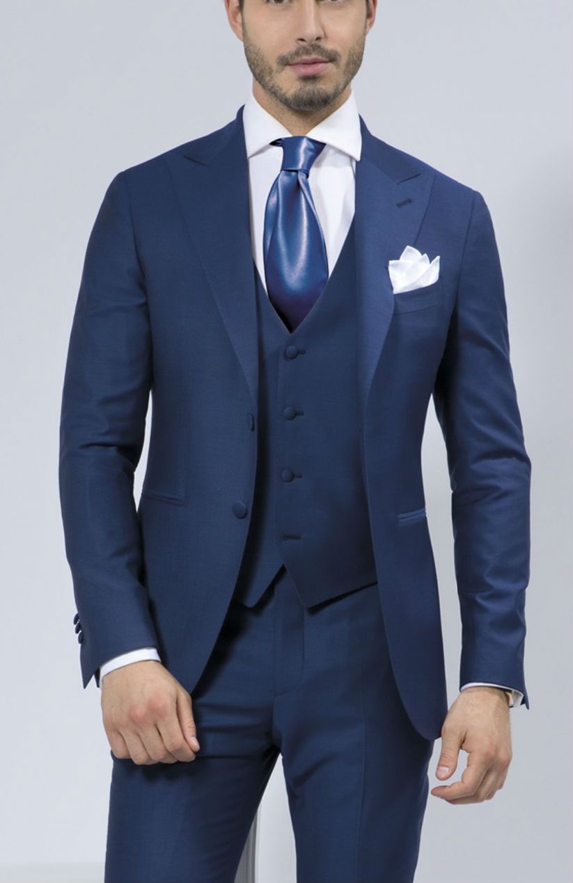 Mens navy 3 piece suit Men's Suits Buying Guide. Men's Suits Buying Guide from disborunmaba.ga Every man should own at least one great suit. This guide will help you know what to look for, so you can determine which suits are right for you.