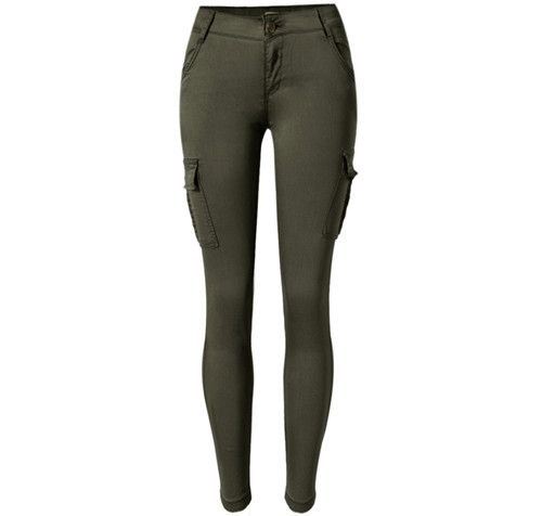 Ahora que hemos visto a María Pombo con gafas y vaqueros anchos de Zara,  sabemos que su abrigo militar es capaz de elevar cualquier look tanto como  un bolso de lujo