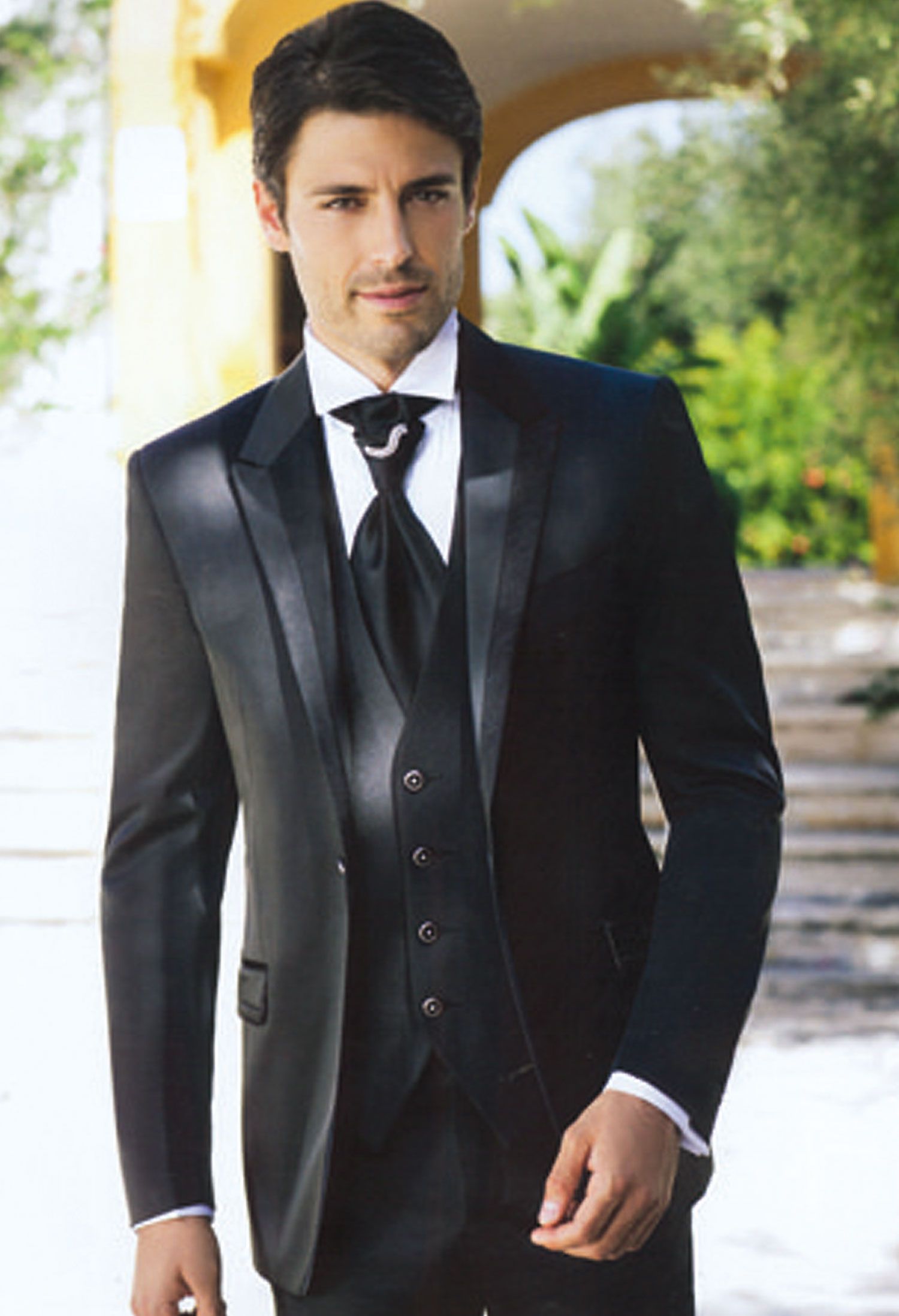 2015 Fashion Black Mens Suits Peaked Lapel Wedding Suits